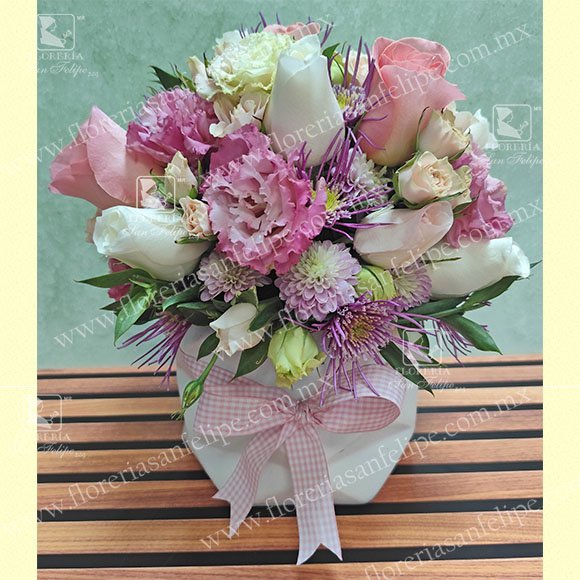 AN83 - Arreglo Con 18 Rosas y Lisianthus